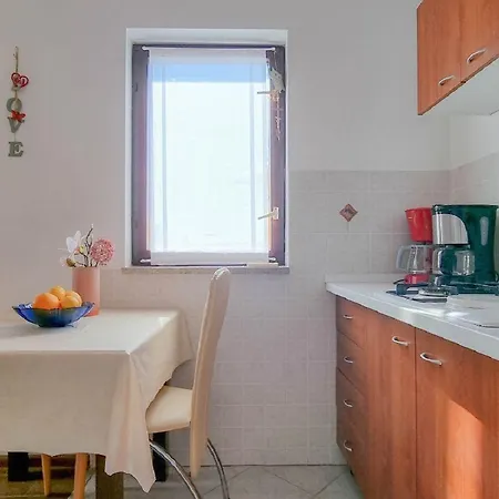 Rustikales Studio-apartment Nur 700 Meter Zum Strand Mit Meerblick Karpinjan