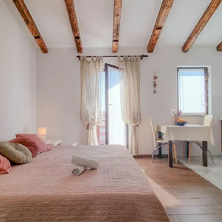 Rustikales Studio-apartment Nur 700 Meter Zum Strand Mit Meerblick Karpinjan